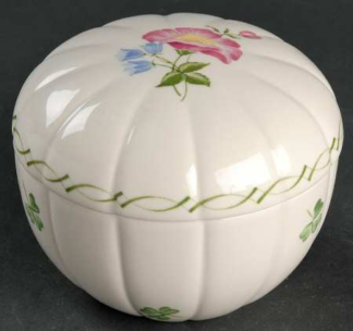 Belleek 3605 Emerald Isle Covered Box